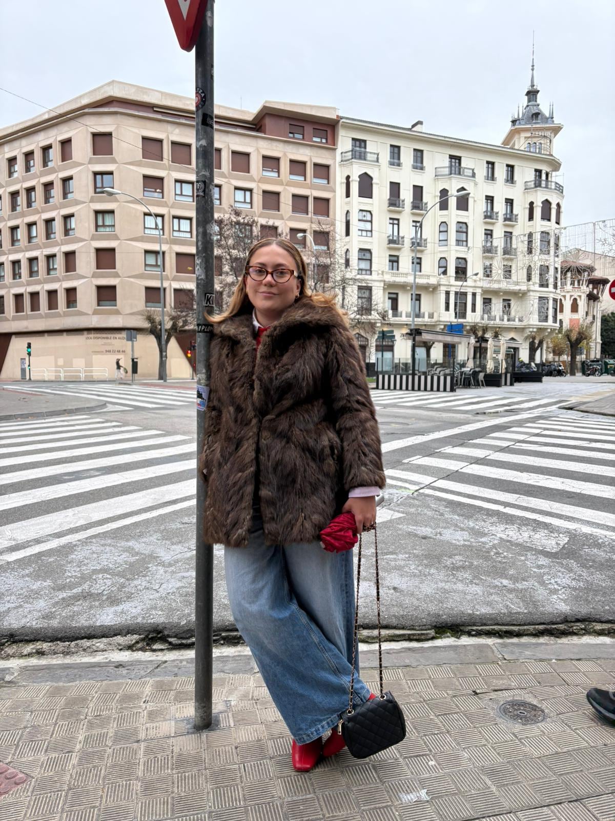 Valeria Solano Rodríguez nació en el barrio San José Sur de Atenas (Alajuela), fue a la escuela Barrio Jesús y al Colegio Bilingüe de Palmares. En el 2018 se fue para España a estudiar periodismo y ya no regresó más porque ahí le fue apareciendo trabajito una vez se graduó de periodismo