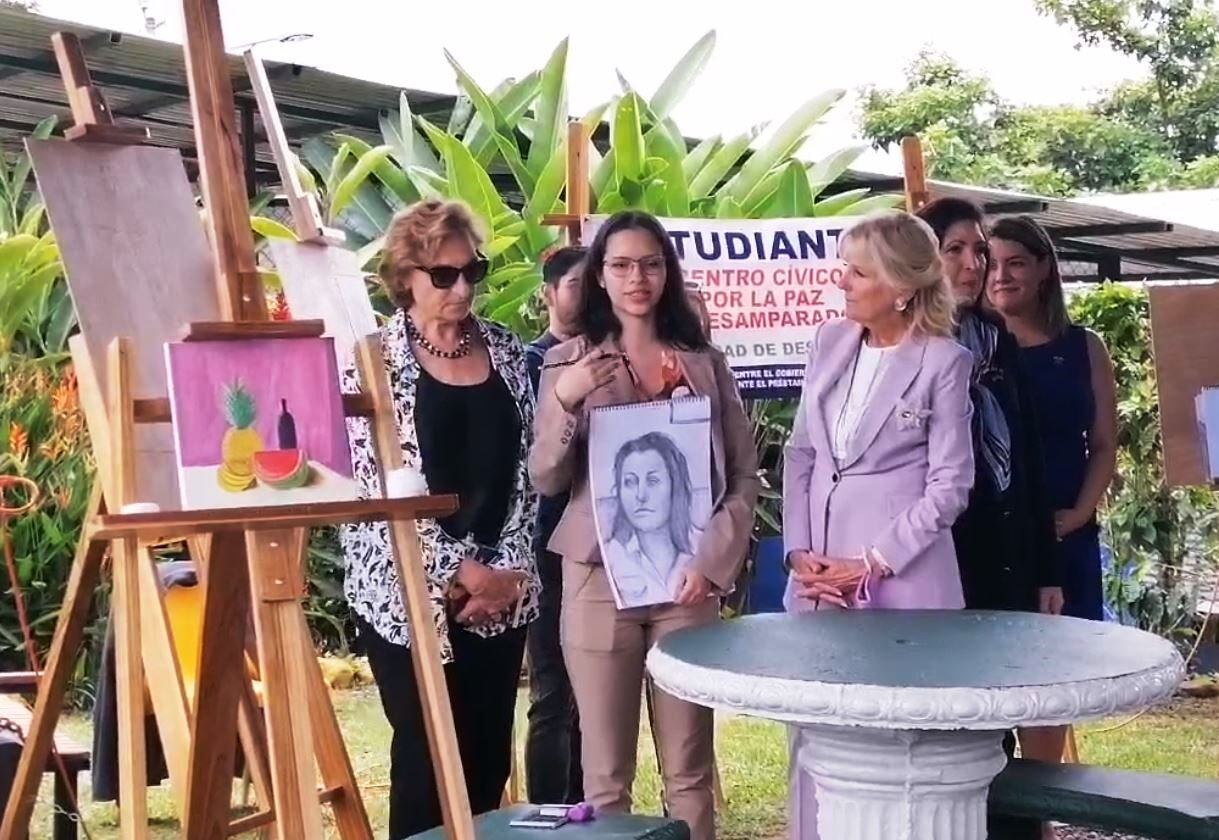 Al estadio municipal de Alajuelita llegó la primera dama de Estados Unidos, doña Jill Biden, para confirmar el apoyo del gobierno de su país al programa Sembremos Seguridad