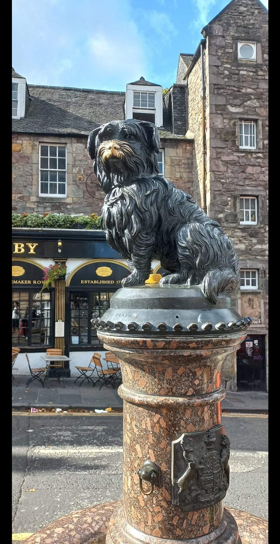 La costarricense Vanessa Alvarado, experta en la investigación fenómenos paranormales, visitó Escocia del 16 al 24 de setiembre del 2023 el cementerio más embrujado del mundo, el cementerio Greyfriars.