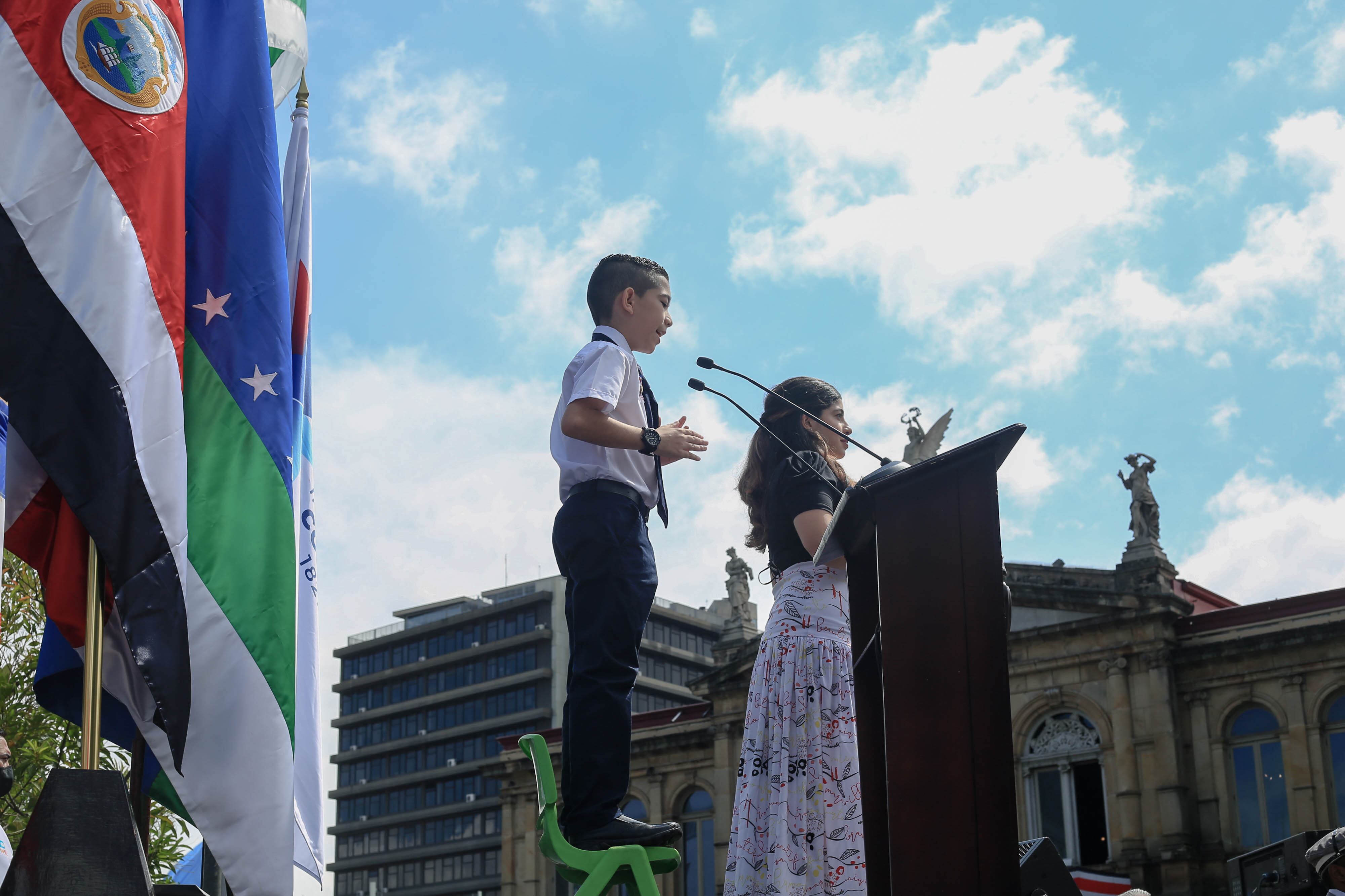 Acto Cívico Celebración de los 200 años de vida independiente y soberana, Bicentenario de Costa Rica, 15 Setiembre 2021. En la plaza Juan Mora Fernández. En la imagen el estudiante de la Escuela España, Kayleb Hidalgo Madrigal
