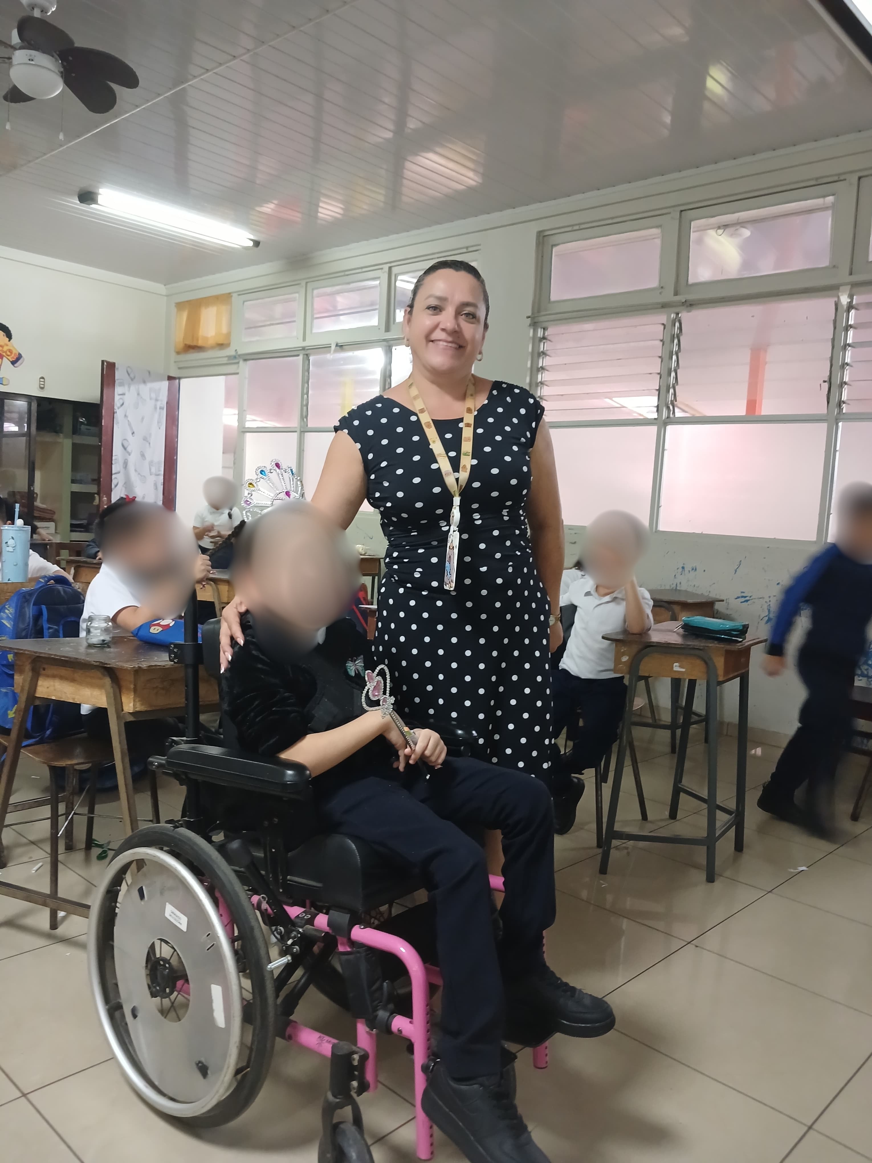 La niña Shirley Baltodano apoya a sus estudiantes pese a limitaciones con el presupuesto en su escuela.