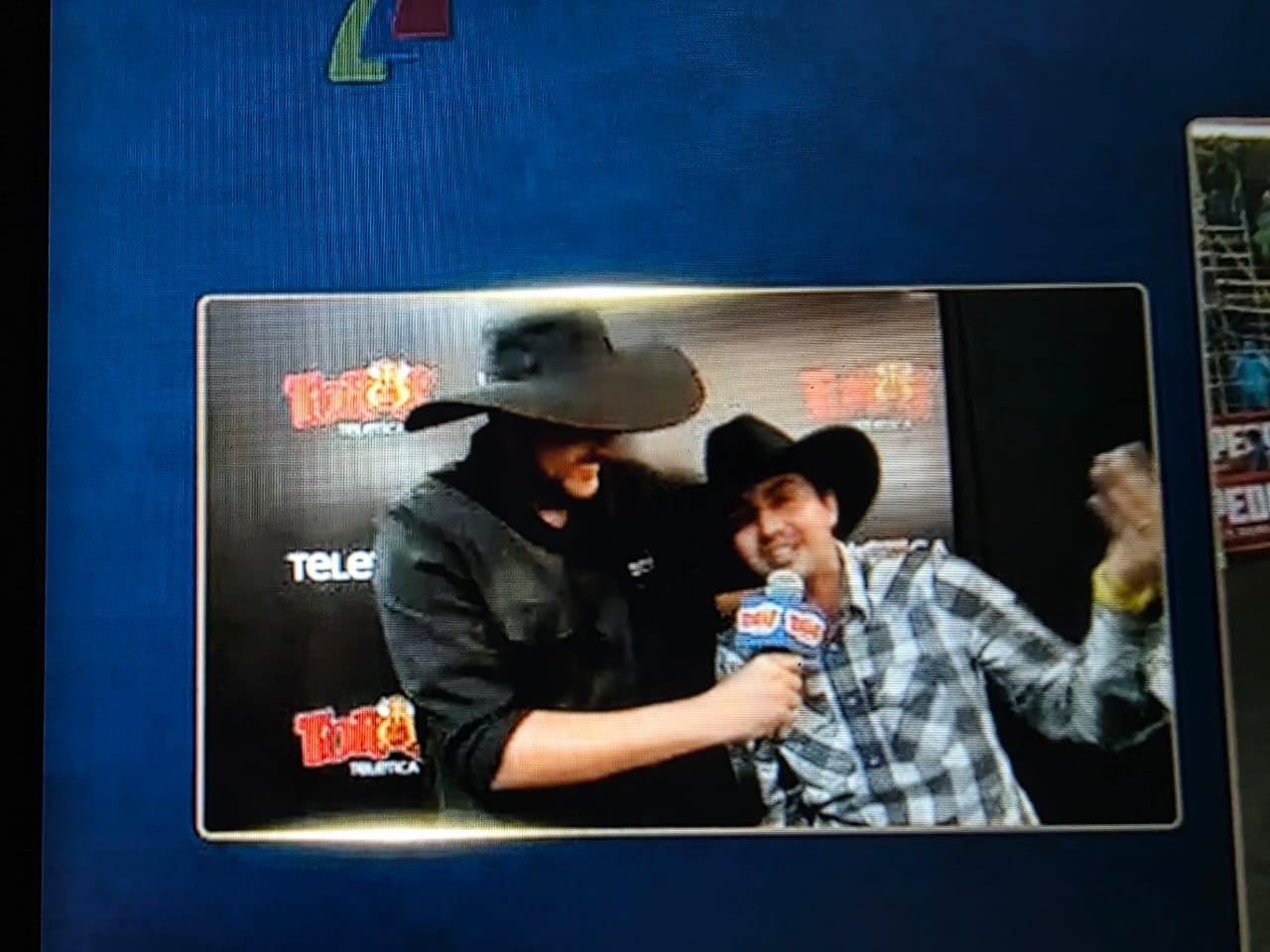 Max Barberena sostuvo al joven retahilero tras descompensarse en plena transmisión.