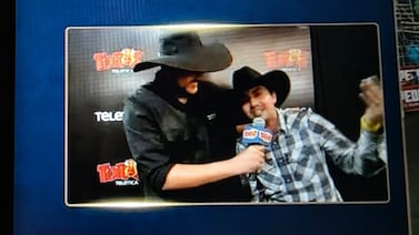 ¡Susto en vivo en los toros! Participante se desvanece al lado de Max Barberena tras intensa retahíla