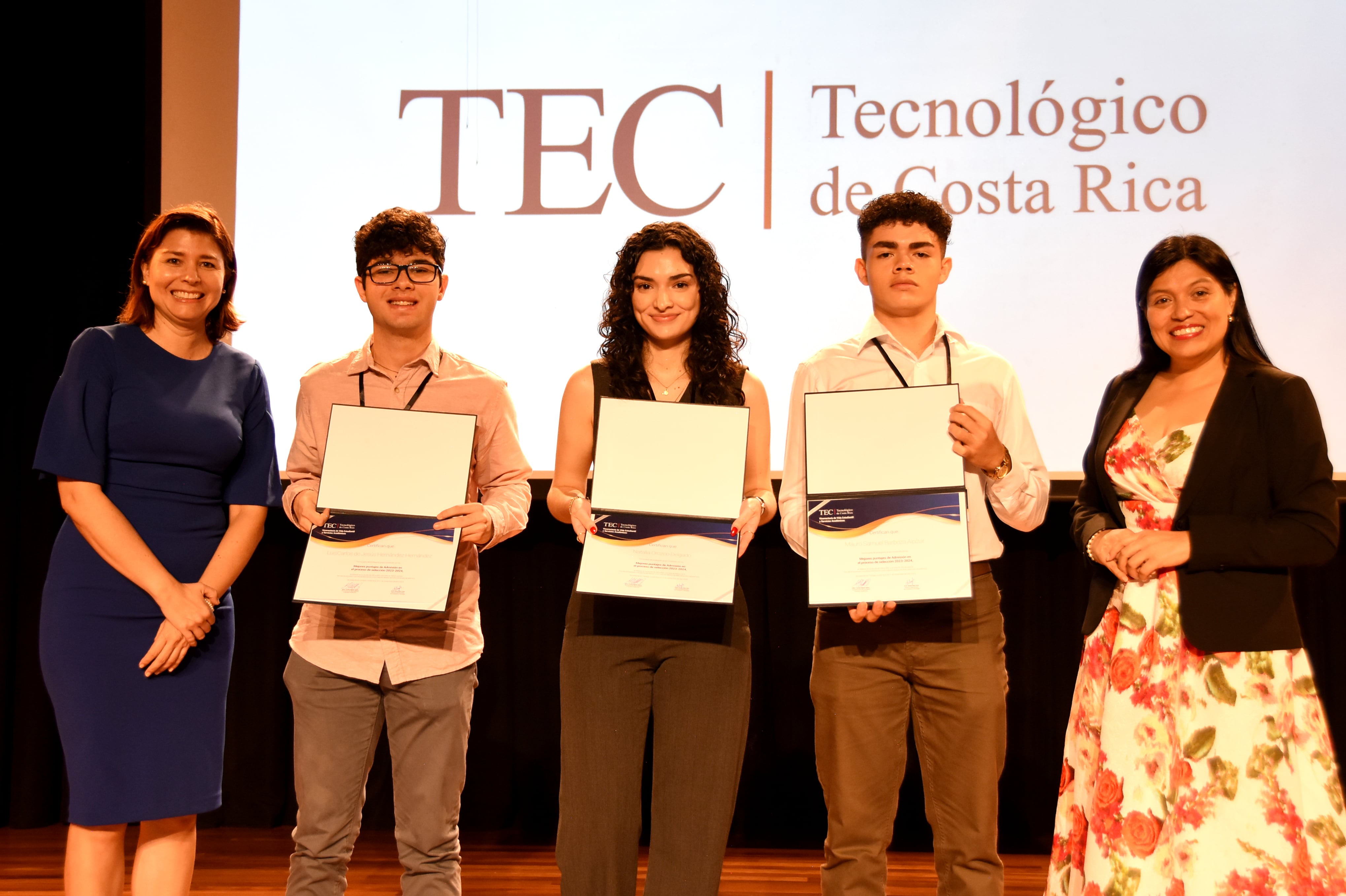 Natalia Orozco Delgado, estudiante del colegio público Científico de Alajuela, obtuvo el mayor puntaje posible en el Proceso de Admisión 2023-2024 para ingresar al Tecnológico de Costa Rica (TEC). Es decir, logró 800 puntos de 800 posibles. En la foto, los tres mejores puntajes del proceso de Admisión 2023-2024: Luis Carlos Hernández (izq.), Natalia Orozco y Mauro Barboza Alpízar, junto a la vicerrectora de Vida Estudiantil, Camila Delgado, y la rectora del TEC, María Estrada (der.).