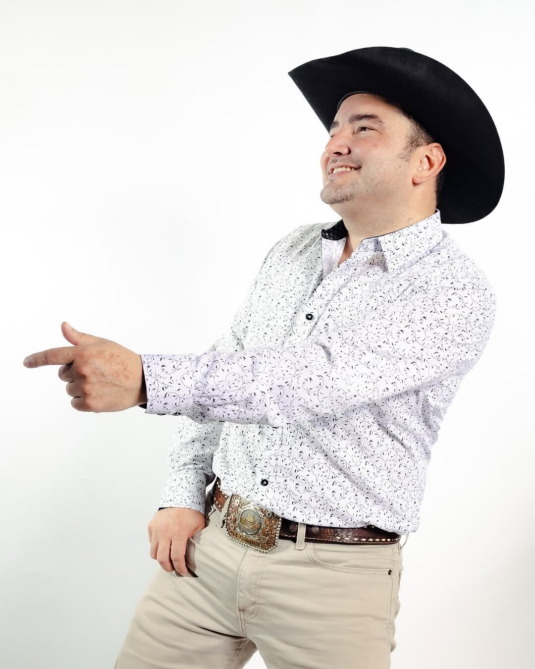 Jecsinior Jara está con el pecho hinchado de orgullo por un grandísimo logro que obtuvo su mamita doña Carmen Beatriz Isabá Gómez.