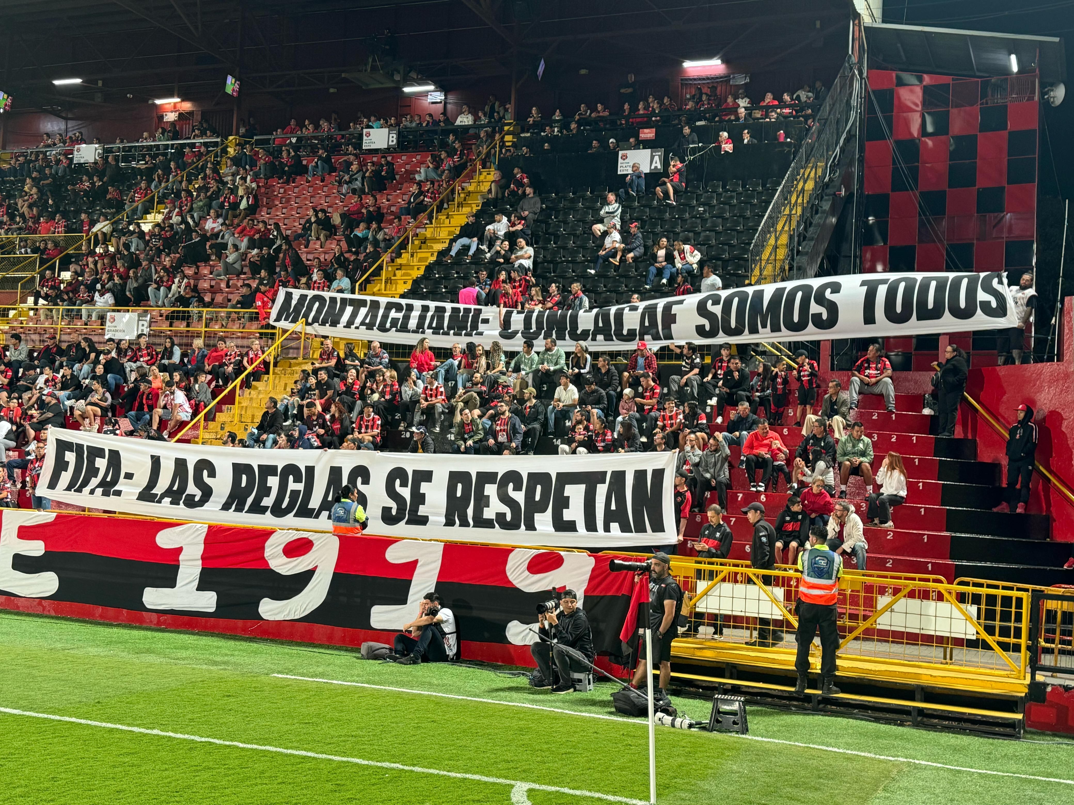 La afición de Alajuelense mandó un duro mensaje a la FIFA y Concacaf.