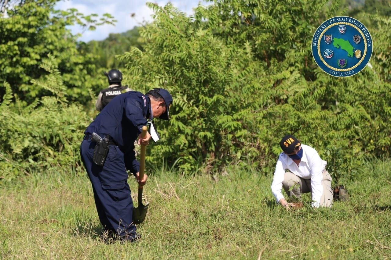Ministerio de  Seguridad Pública destruye pistas clandestinas en Osa. Foto MSP.