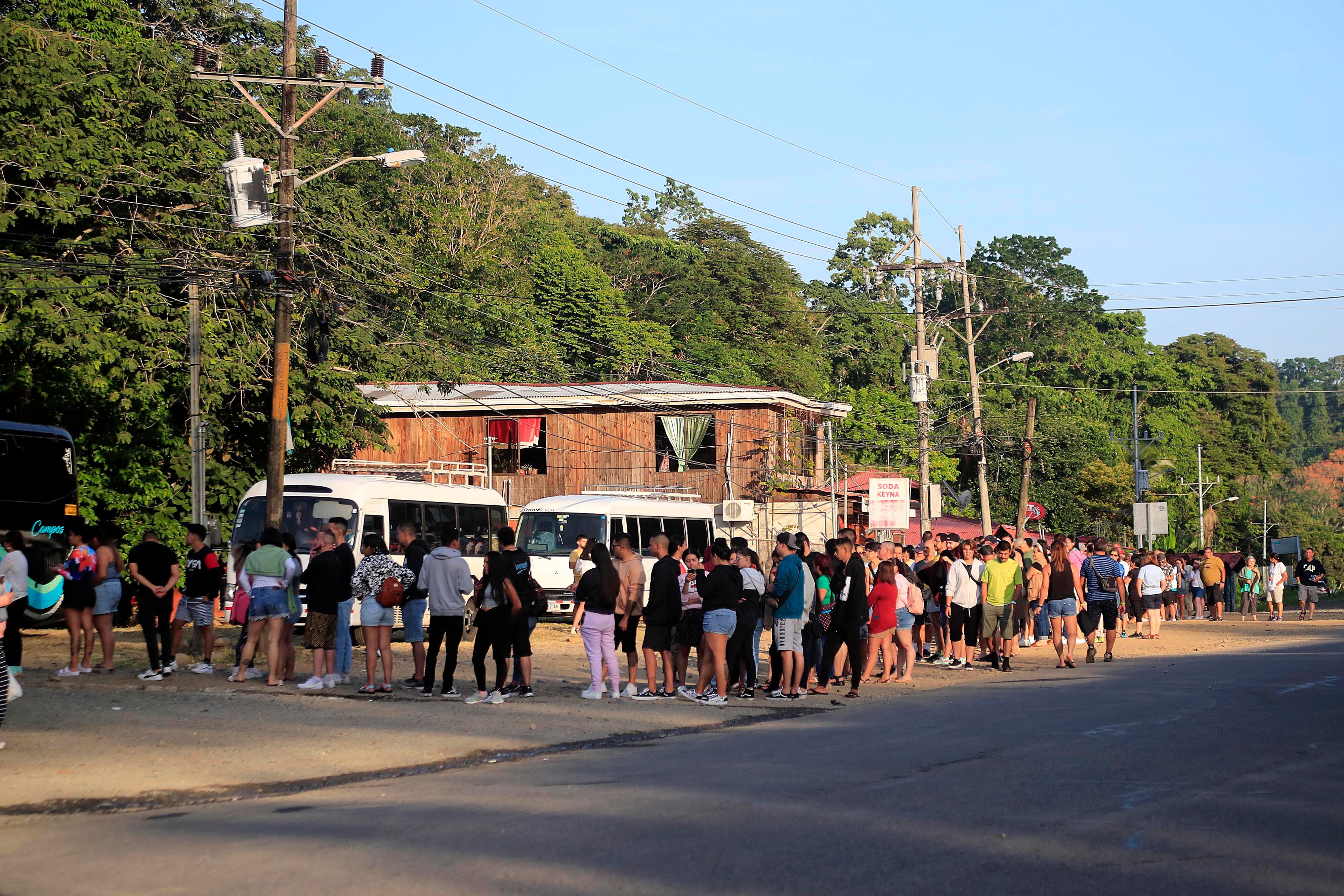 14/10/2023      Limón. Desde muy tempranas horas del día se vivió este sábado, en el atlántico de nuestro país, un gran ambiente en relación con el esperado eclipse anular de sol. Cientos de costarricenses se trasladaron a las playas del caribe sur para contemplar el anunciado acontecimiento astronómico del año, desde la parcialidad esperada para entre alrededor de las 10:15 a.m. y 1:50 p.m., pero sobre todo el punto de mayor esplendor apenas unos minutos después del mediodía. Foto: Rafael Pacheco Granados