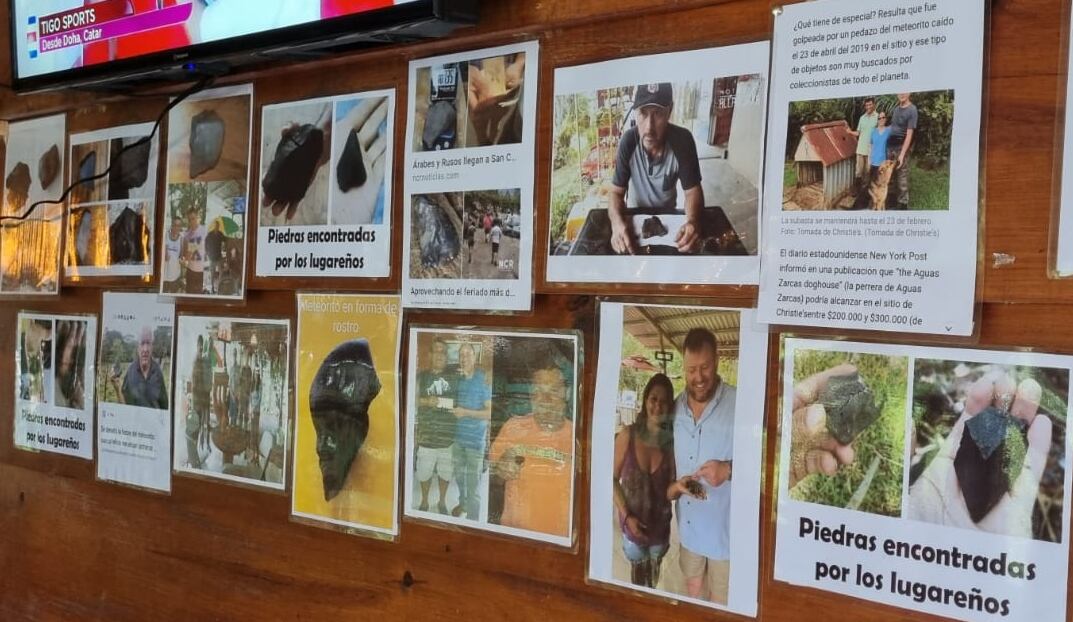 En el restaurante de don Ruddy Valerio, está la historia  del meteorito Aguas Zarcas y fotos de lugareños que consiguieron vender fragmentos.. Foto: Edgar Chinchilla.
