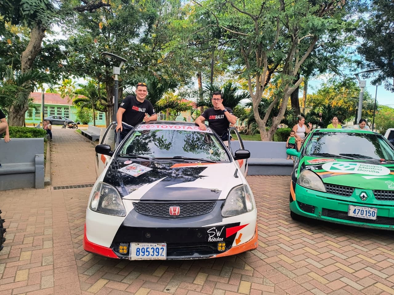 Albín Sandí afinó su Honda Civic 2002 para competir con todo.