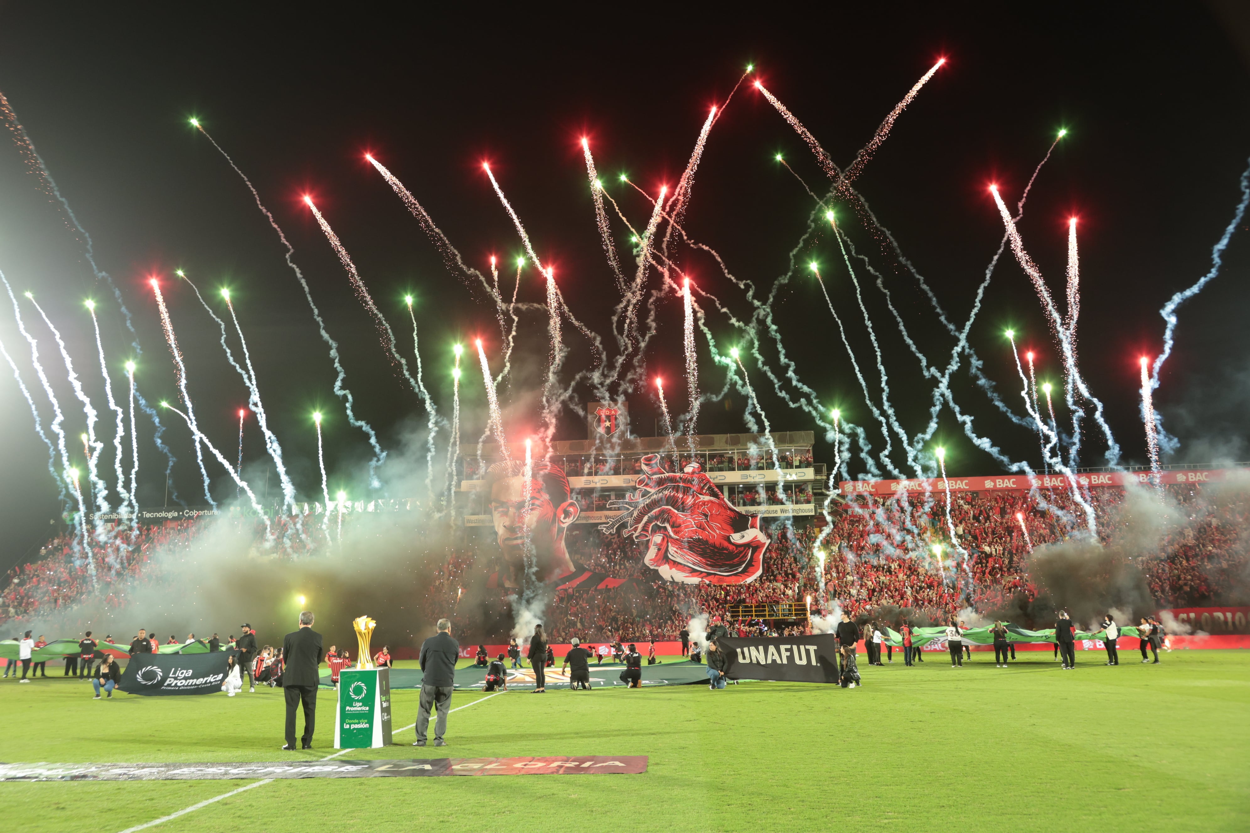 20/12/2025/ partido de ida entre Liga Deportiva Alajuelense vs Saprissa por el partido de vuelta de la final del Torneo apertura de la Liga Promerica 2025 en el estadio Alejandro Morera Soto / foto John Durán