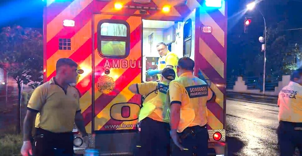 Dos hombres baleados y uno acuchillado llegaron pidiendo ayuda a la estación de Bomberos de Pavas. Foto Bomberos.