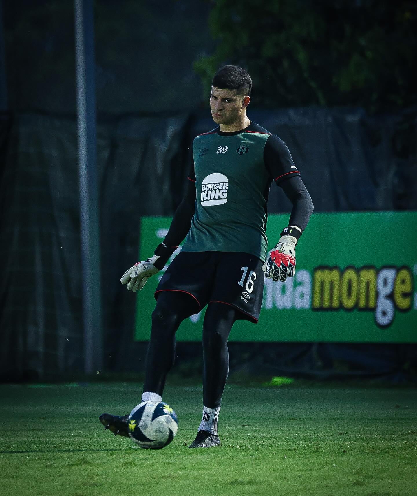 Bayron Mora hizo todo el proceso de liga menor en Liga Deportiva Alajuelense y afirma que el CAR le cambió la vida.