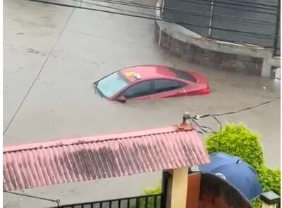 Carro atrapado por inundaciones en Alajuela