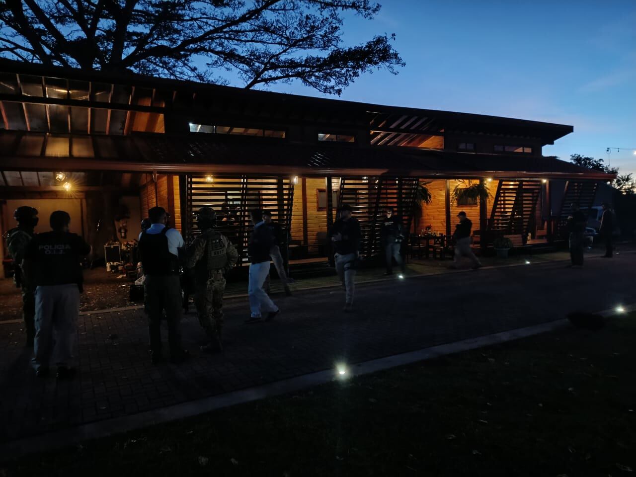 El OIJ realizó 37 allanamientos la mañana de este lunes para desmantelar la banda de robacarros. Foto OIJ.