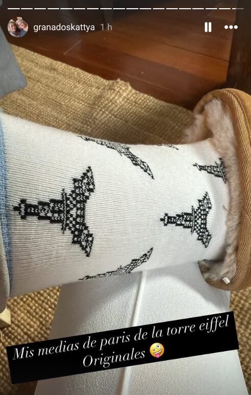 Kattya Granados, mamá de Keyla Sánchez, mostró las medias "originales" que se compró en París.