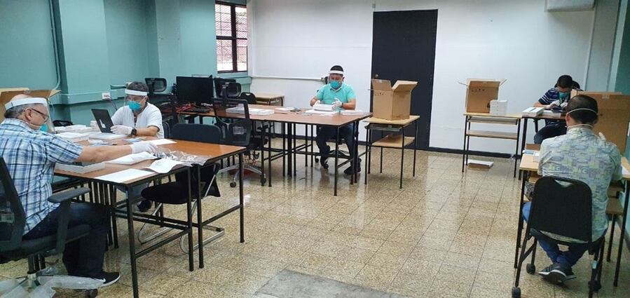 La UCR ya comenzó a entregar tabletas a sus estudiantes en todo el país