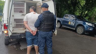 A clientes de bar se les bajaron los tragos de golpe por culpa de un sujeto con antecedentes por homicidio