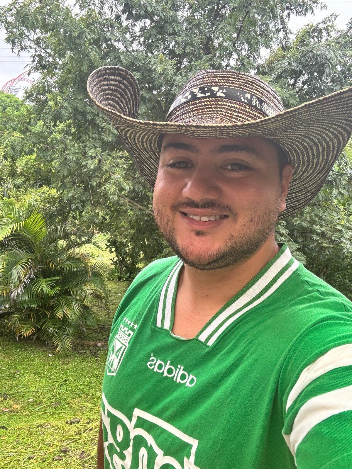 Jorge Rendón Gallego nació hace 31 años en el municipio de Guarne, el cual está ubicado en el departamento de Antioquia, Colombia. Su papá (don Jorge) lo enamoró del fútbol y juntos alimentaron la pasión viendo al Atlético Nacional hacer goles en el estadio Atanasio Girardot