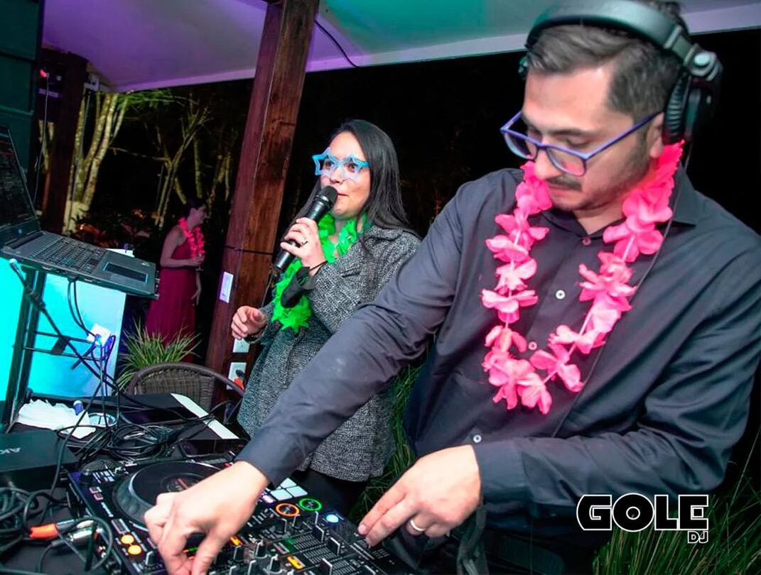 Locutora Yeimy Barrantes de la emisora Zeta F.M..