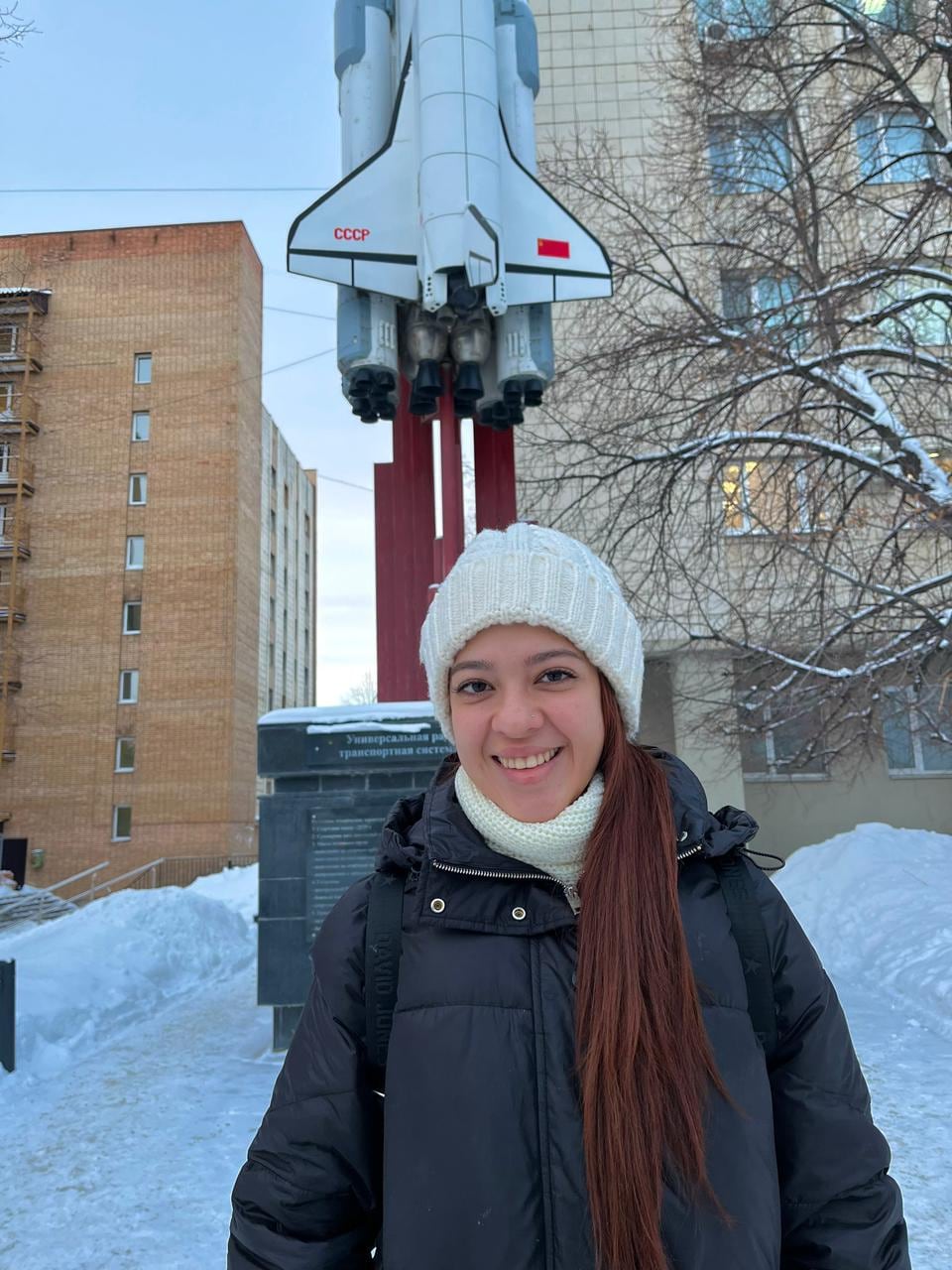 कोटेच्या 23 वर्षीय मारिया सेलेस्टे अल्वाराडो डुरानने नवीन वर्षाचा शुभारंभ केला आणि तिच्या गुडघ्यापर्यंत बर्फ पडला आणि तापमान शून्यापेक्षा 40 अंशांच्या खाली गेले जेथे ती एरोस्पेस अभियांत्रिकीचा अभ्यास करते.