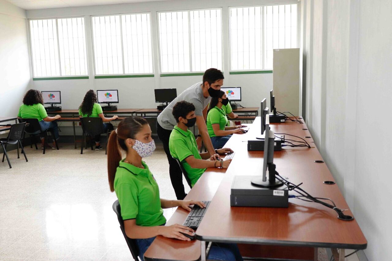 Por primera vez en la historia, este 2021 se están formando jóvenes técnicos profesionales en ciberseguridad y desarrollo web en colegios técnicos públicos de Costa Rica