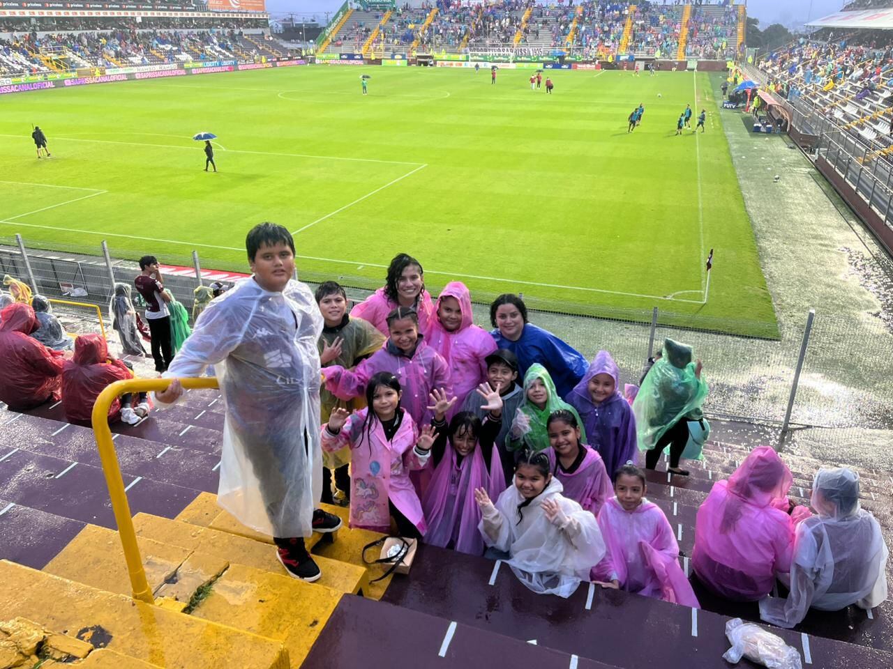 Un grupo de niños de la Escuela Juanito Mora de Puntarenas vivieron un día inolvidable en el estadio Ricardo Saprissa. Cortesía.