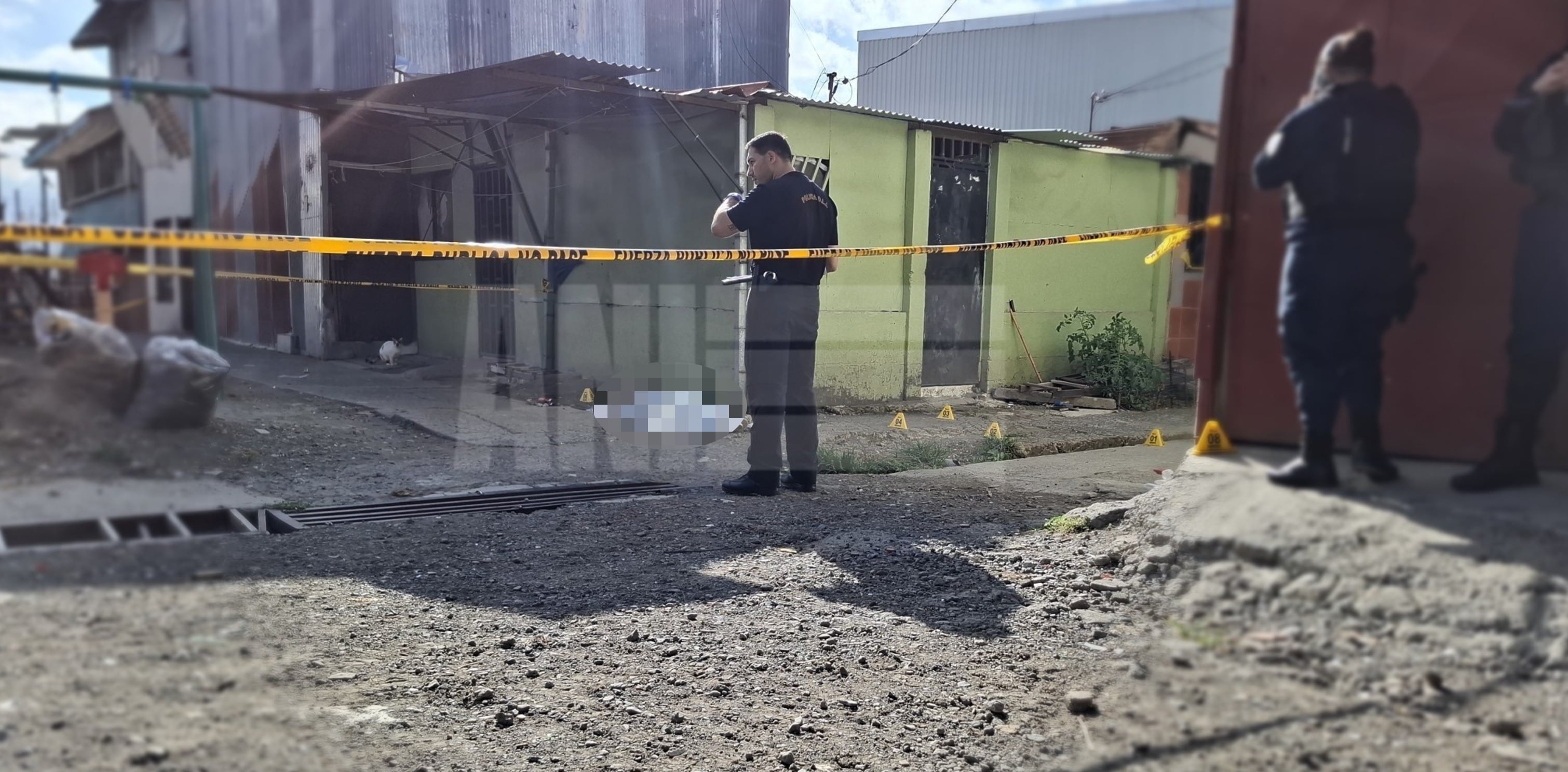 El cuerpo de la mujer quedó rodeado de varios casquillos. Foto ANI.