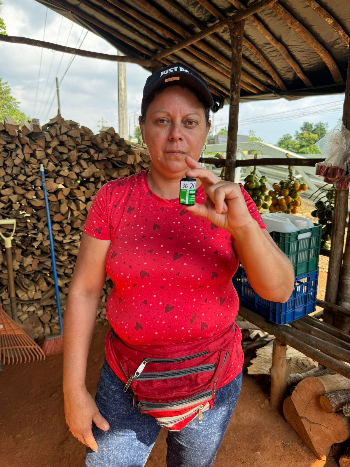 Ana Borbón tía de Martita guarda un rollo de fotografías el que tiene años y espera revelar y obtener fotos de su sobrina.