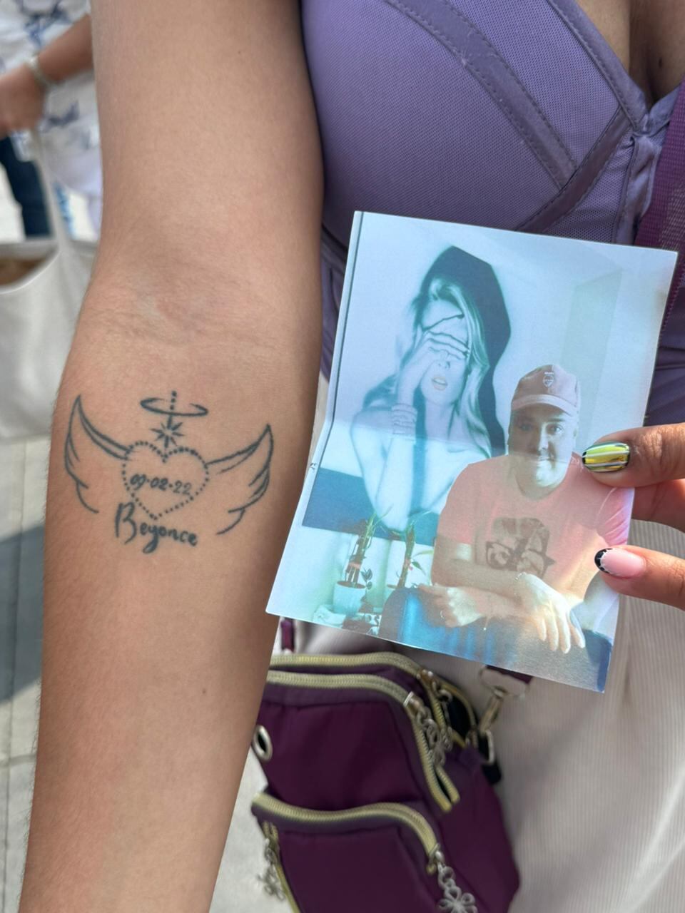 Susana Arguedas llevó una foto de su primo Esteban Castro, quien falleció en el 2022.