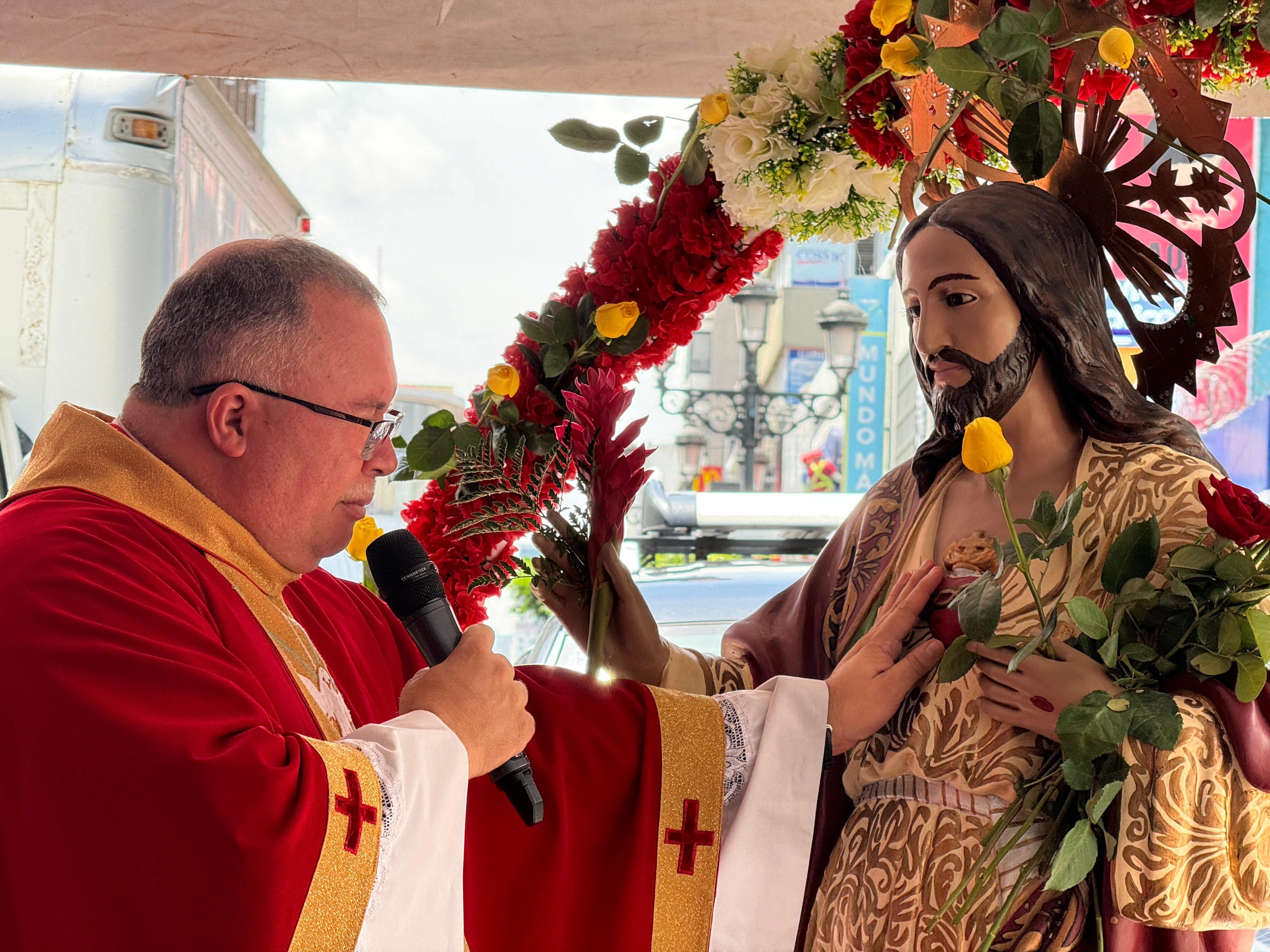 Este viernes 7 de mayo y con motivo de las celebraciones al Sagrado Corazón de Jesús, el padre Sergio Valverde de Obras del Espíritu Santo, celebró misa y bendijo todos los rincones del Marcado Central de San José