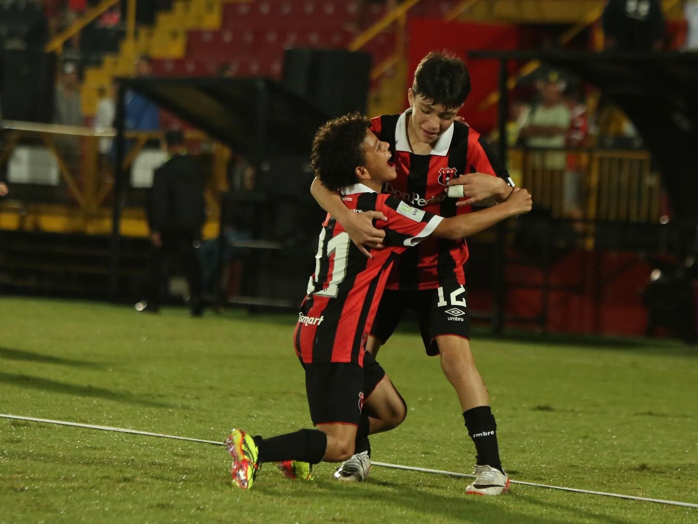 Arjen Barrantes, hijo de Michael Barrantes celebró el título de la U-12 al golear al Saprissa en la final. Foto: Facebook LDA
