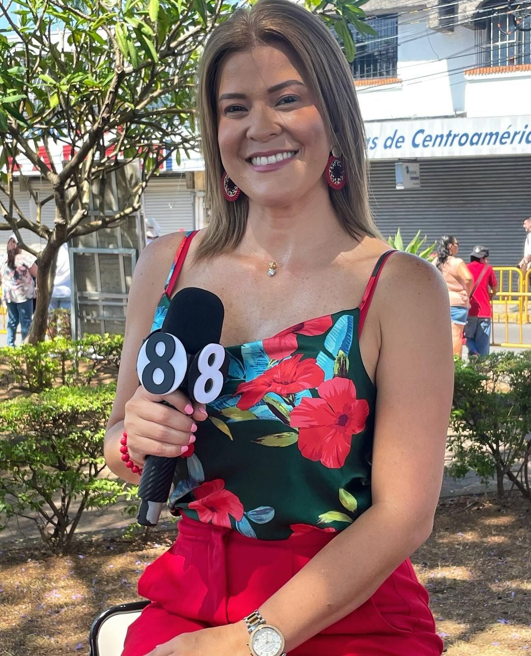 Paula Brenes y Fabiola Herra, presentadoras de canal 8 y del programa La Revista.
