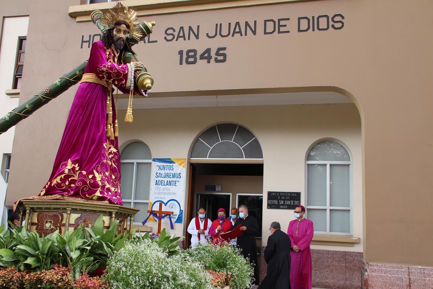 Durante la mañana de este Viernes Santo del 2021 la imagen de Jesús Nazareno cumplió su promesa y visitó los hospitales de San José.