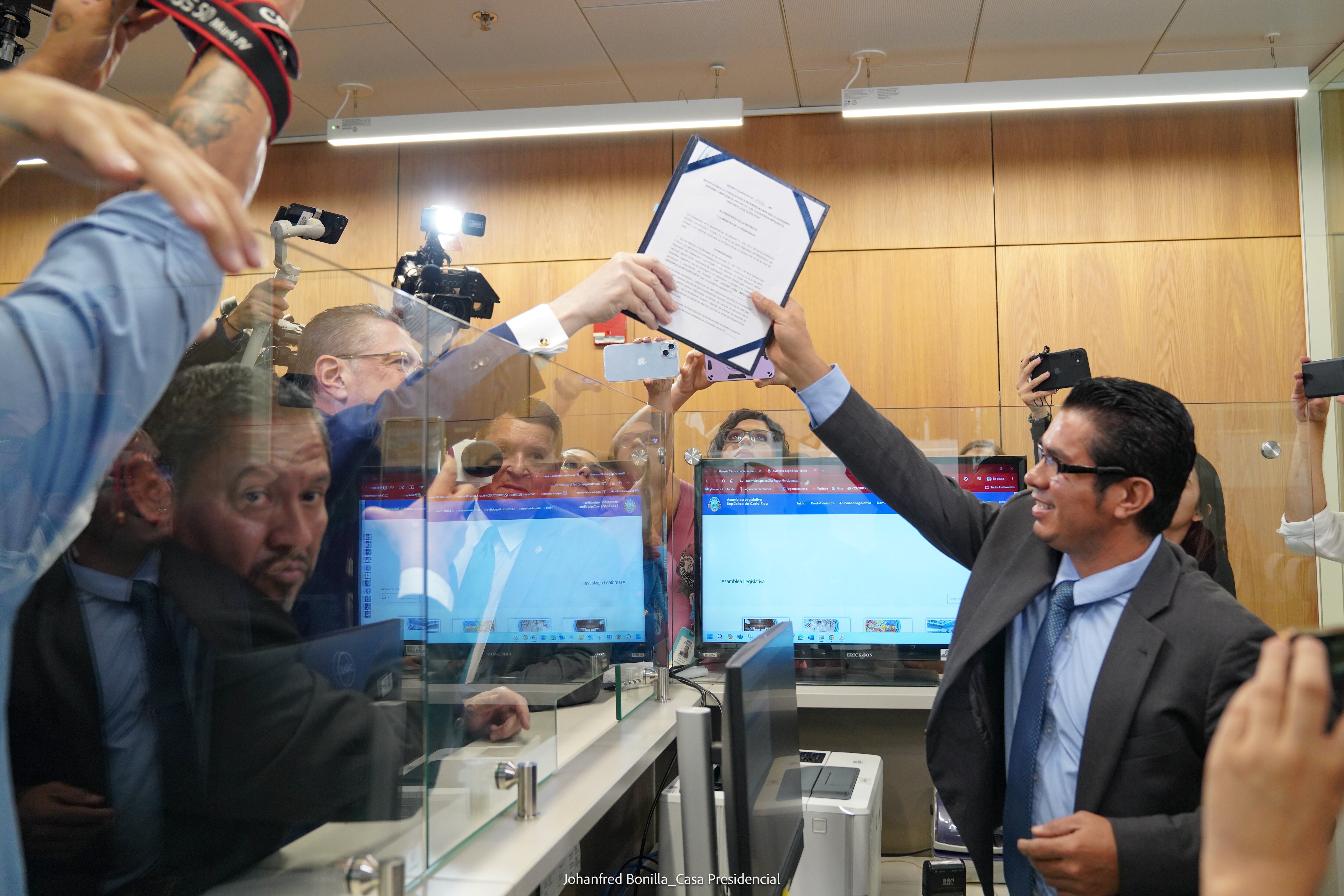 Chaves referendo para debilitar controles en contratación administrativa.