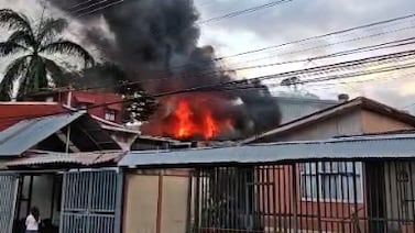 Incendio de grandes proporciones consume vivienda en Curridabat
