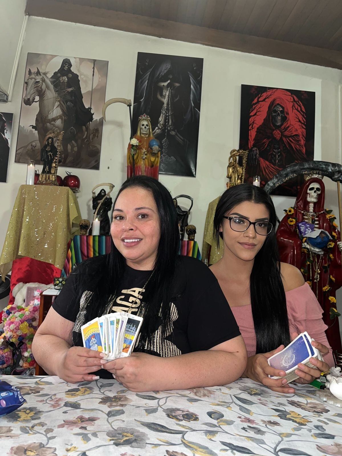 Con dos brujas le tiramos las cartas del tarot al clásico entre Saprissa y Alajuelense que se juega el 1 de setiembre del 2024. Mithzi Bonilla, conocida como Mithzi-Tarot y Karolina, tiraron las cartas.