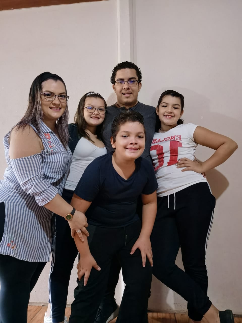Jendry Quesada Ulloa se iba a casar con José Andrés Obando Díaz el 28 de marzo pero el coronavirus se paseó en la boda. En la foto los acompañan sus hijos, Aidan Julián, de 9 años, Diana Yariela, de 12 años (sueta azul) y Reichel Naomy, de 10 años.