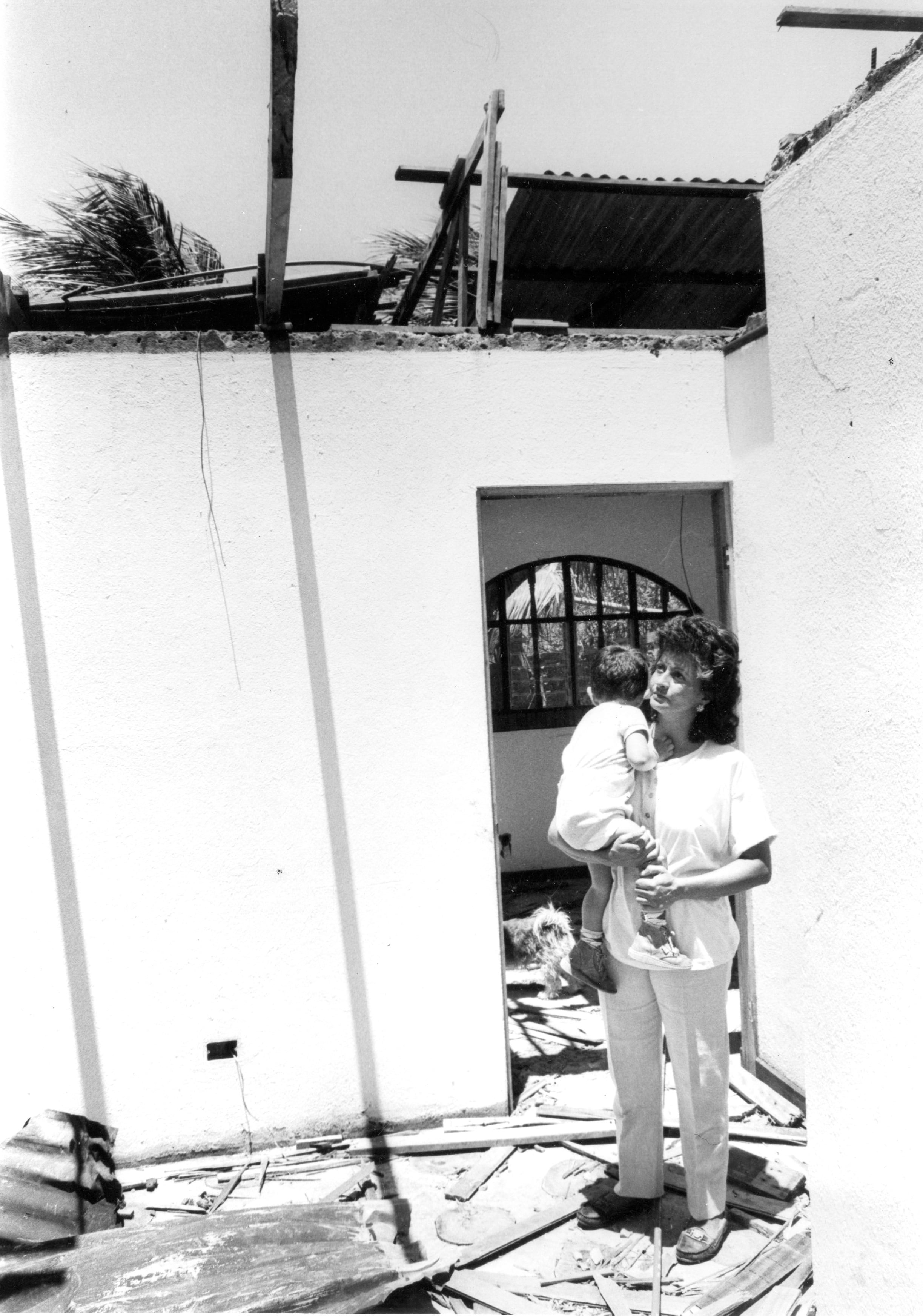 17 de agosto de 1990. Avioneta se estrella contra casa en Santa Ana. En el hecho muere Chusaku Nomura, embajador de japón en Costa Rica. Fotos Archivo.