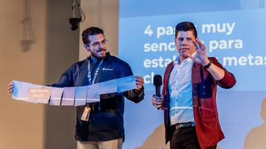 De los buses al escenario: El animador que quiere inspirar vidas como conferencista