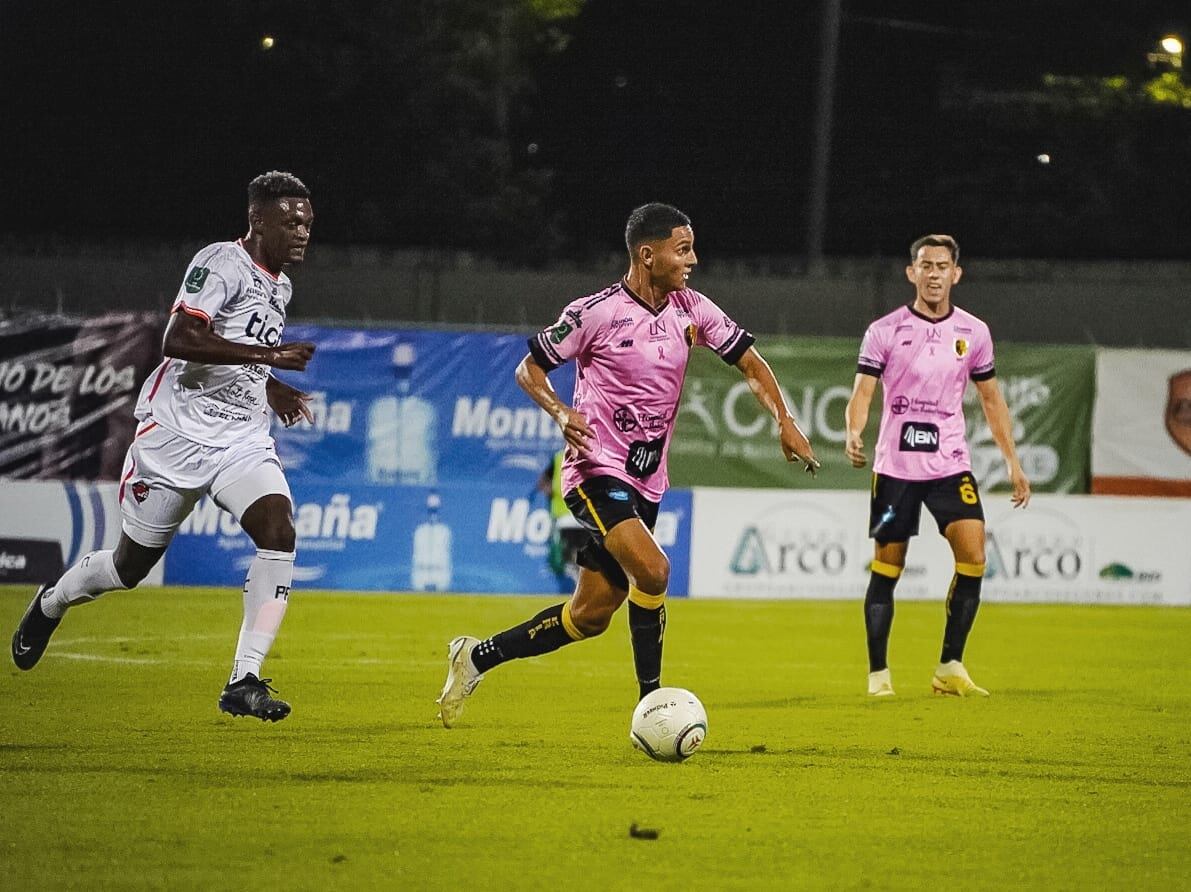 Los liberianos pese a la ventaja de un jugador de más, no pudieron dejarse el triunfo.