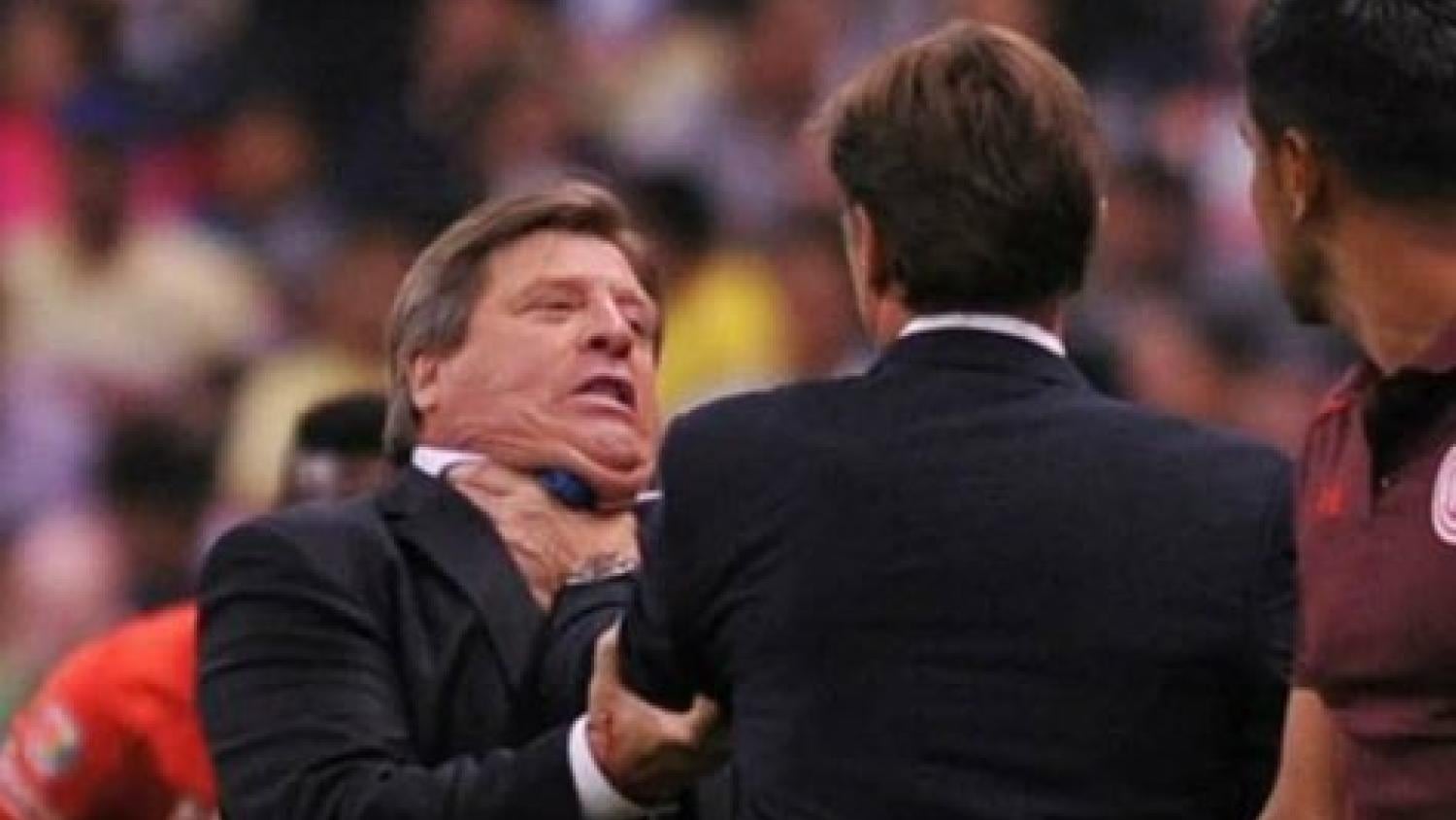 A Miguel Herrera, el técnico Hernán Cristante lo agarró del cuello en un partido entre América y Toluca. Foto: X