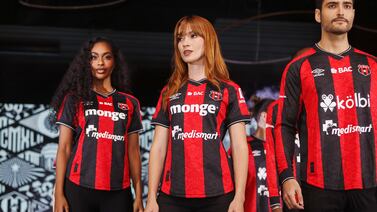 Alajuelense presenta nuevas camisetas inspiradas en su mayor ídolo