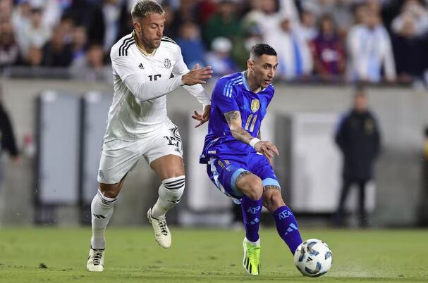 Francisco Calvo enfrentó un duro duelo con Ángel Di María. Twitter.