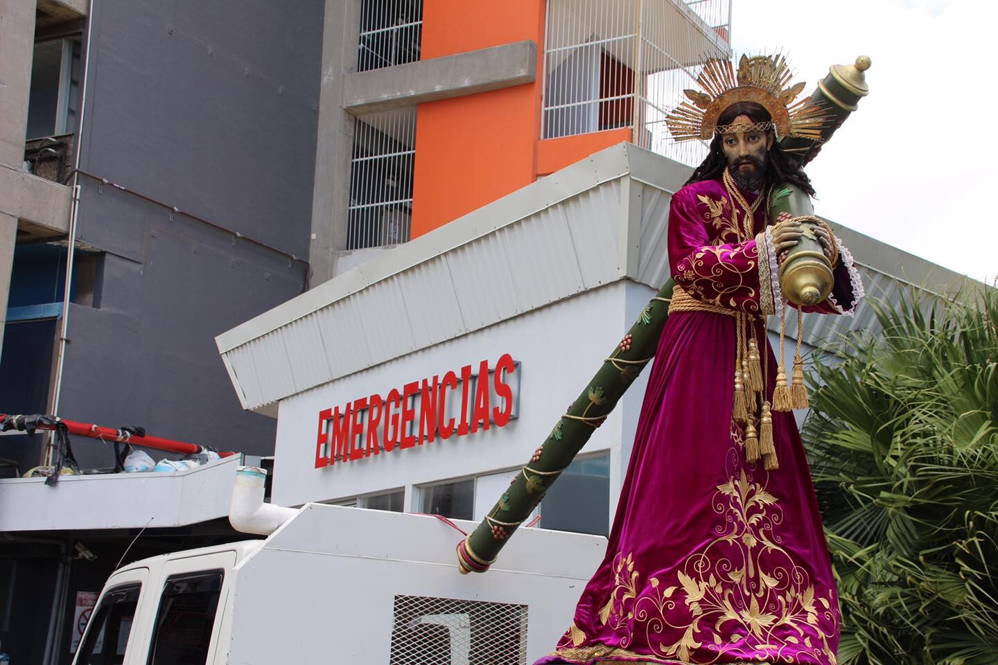 Durante la mañana de este Viernes Santo del 2021 la imagen de Jesús Nazareno cumplió su promesa y visitó los hospitales de San José.