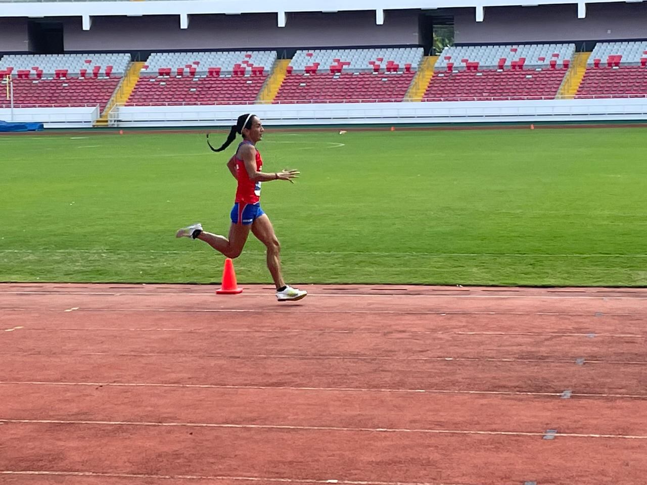 Mónica Vargas, oro en 800 metros libres