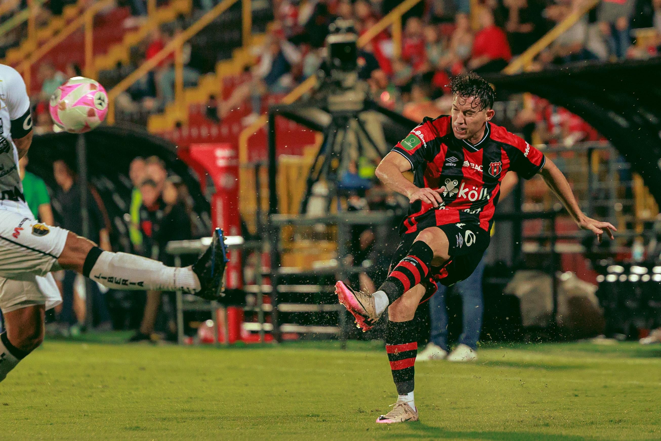 Bryan Oviedo no sabía lo que era anotar en el campeonato nacional, hasta que lo hizo con Liga Deportiva Alajuelense.