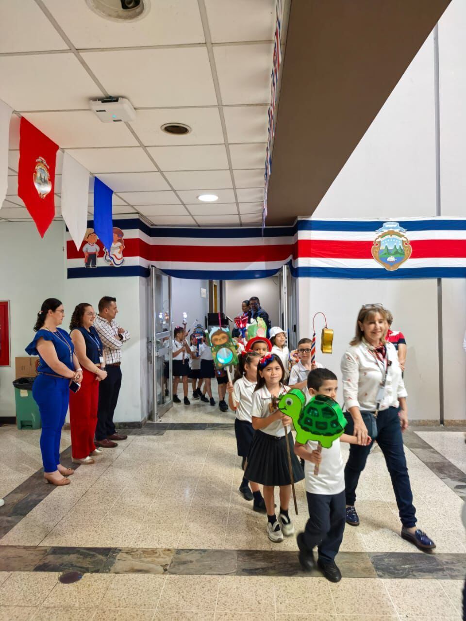 En el Hospital de Alajuela hubo desfile de faroles