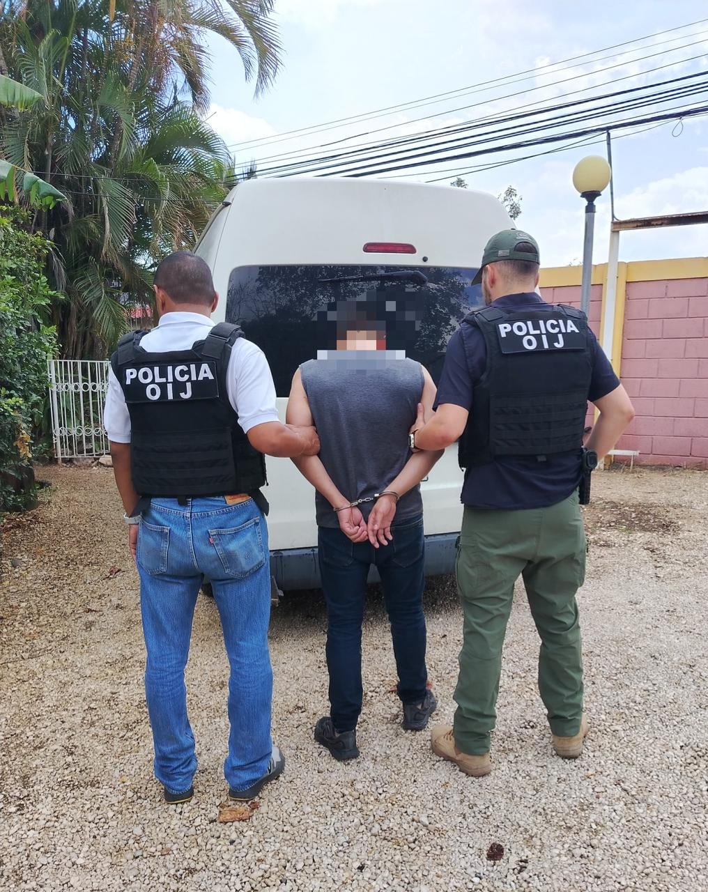 Un hombre de apellido Espinoza, de 30 años y de nacionalidad nicaragüense, es sospechoso de robar 800 equipos de cómputo en escuelas, lo detuvo el OIJ de Nicoya, el viernes 24 de abril del 2026. Foto: OIJ