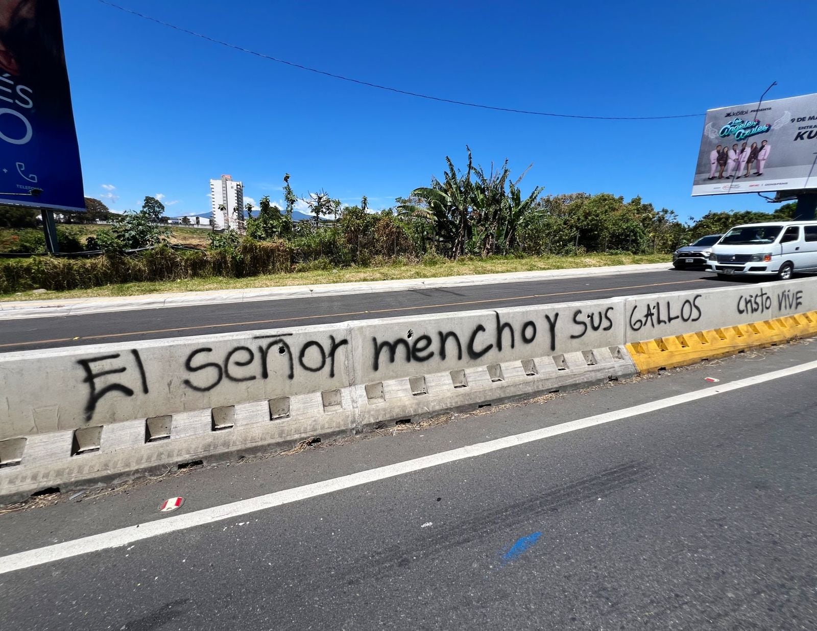 En la imagen se muestra la frase "El señor mencho y sus gallos", alusiva al CJNG.